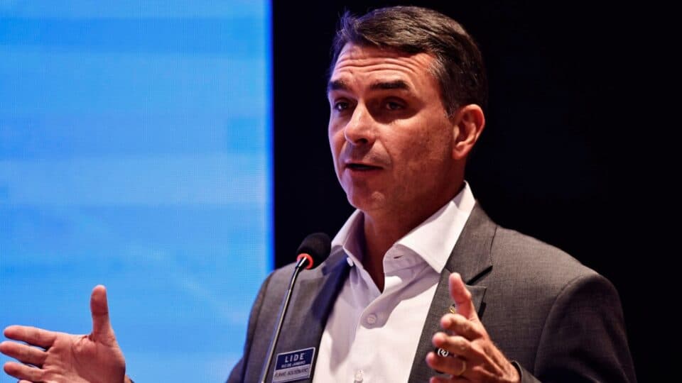 Flávio Bolsonaro avalia caminhos jurídicos para reverter condenações da família
